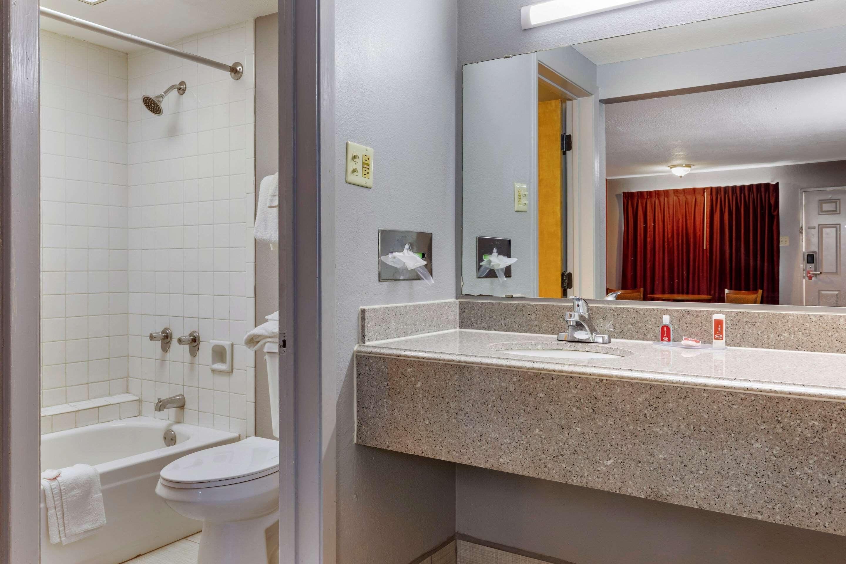 Econo Lodge Wichita Falls Downtown Bagian luar foto