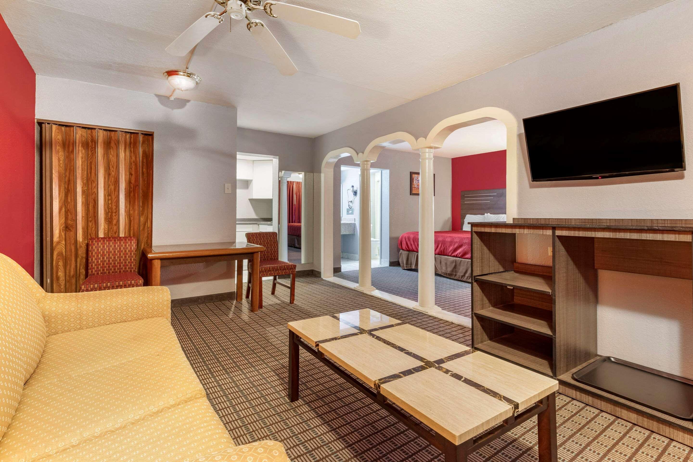 Econo Lodge Wichita Falls Downtown Bagian luar foto