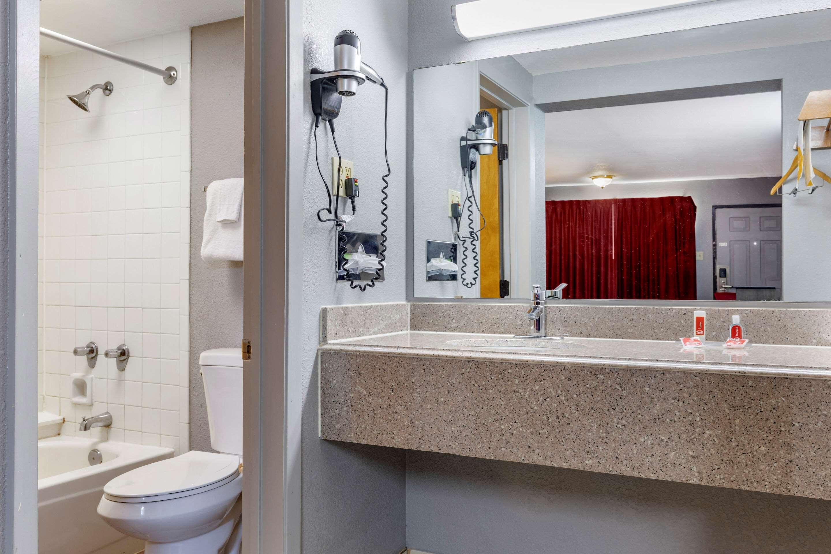 Econo Lodge Wichita Falls Downtown Bagian luar foto
