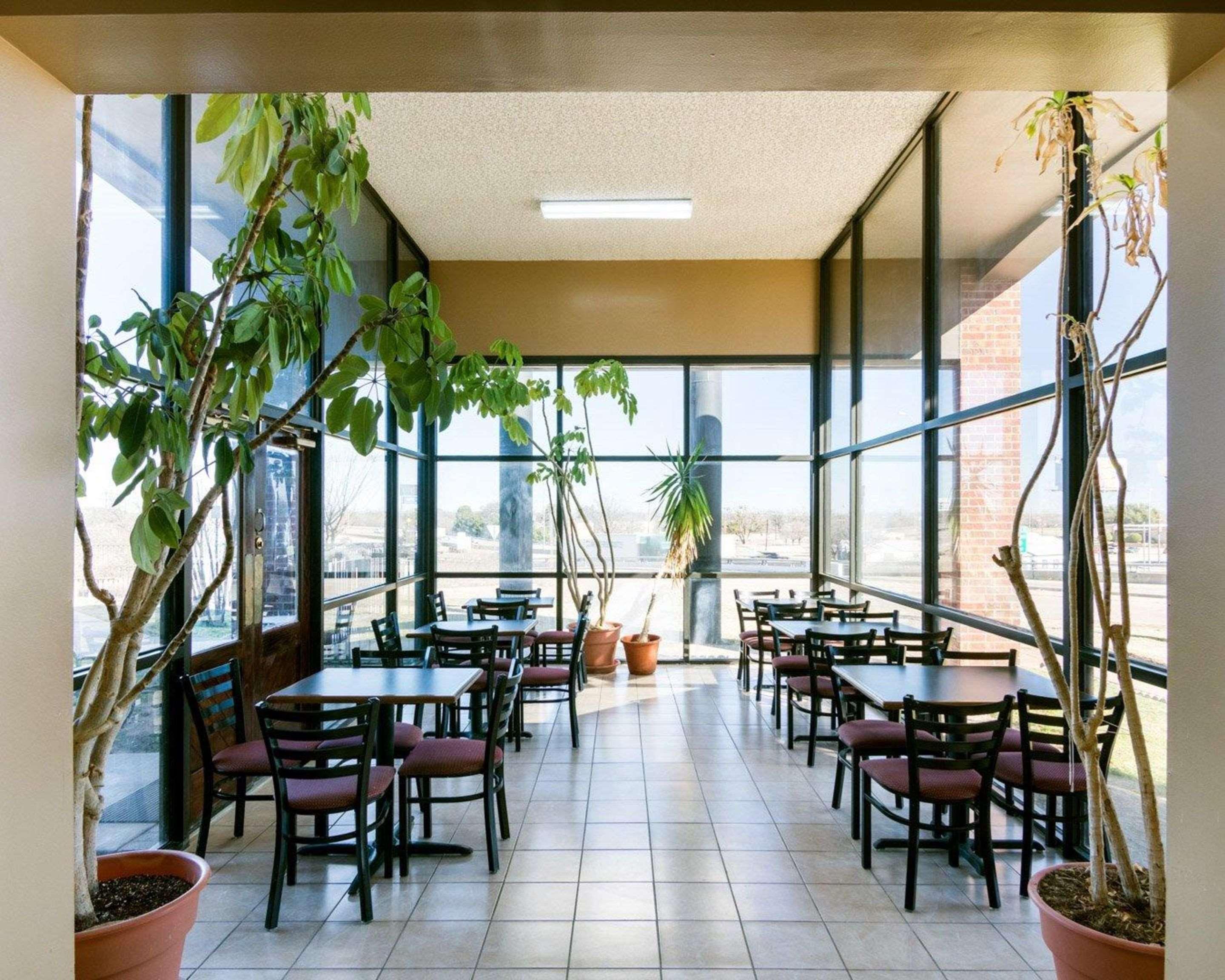 Econo Lodge Wichita Falls Downtown Bagian luar foto