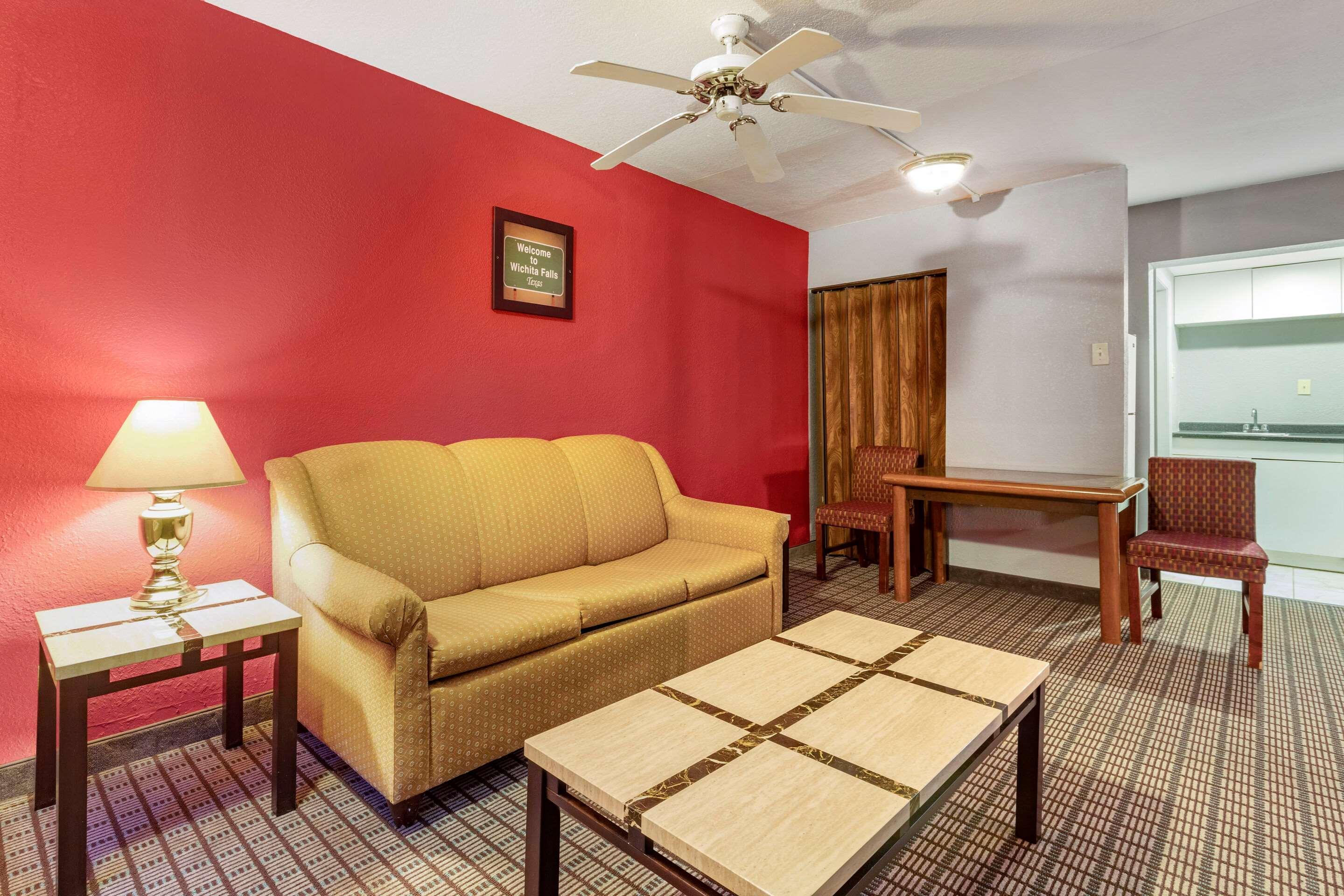 Econo Lodge Wichita Falls Downtown Bagian luar foto