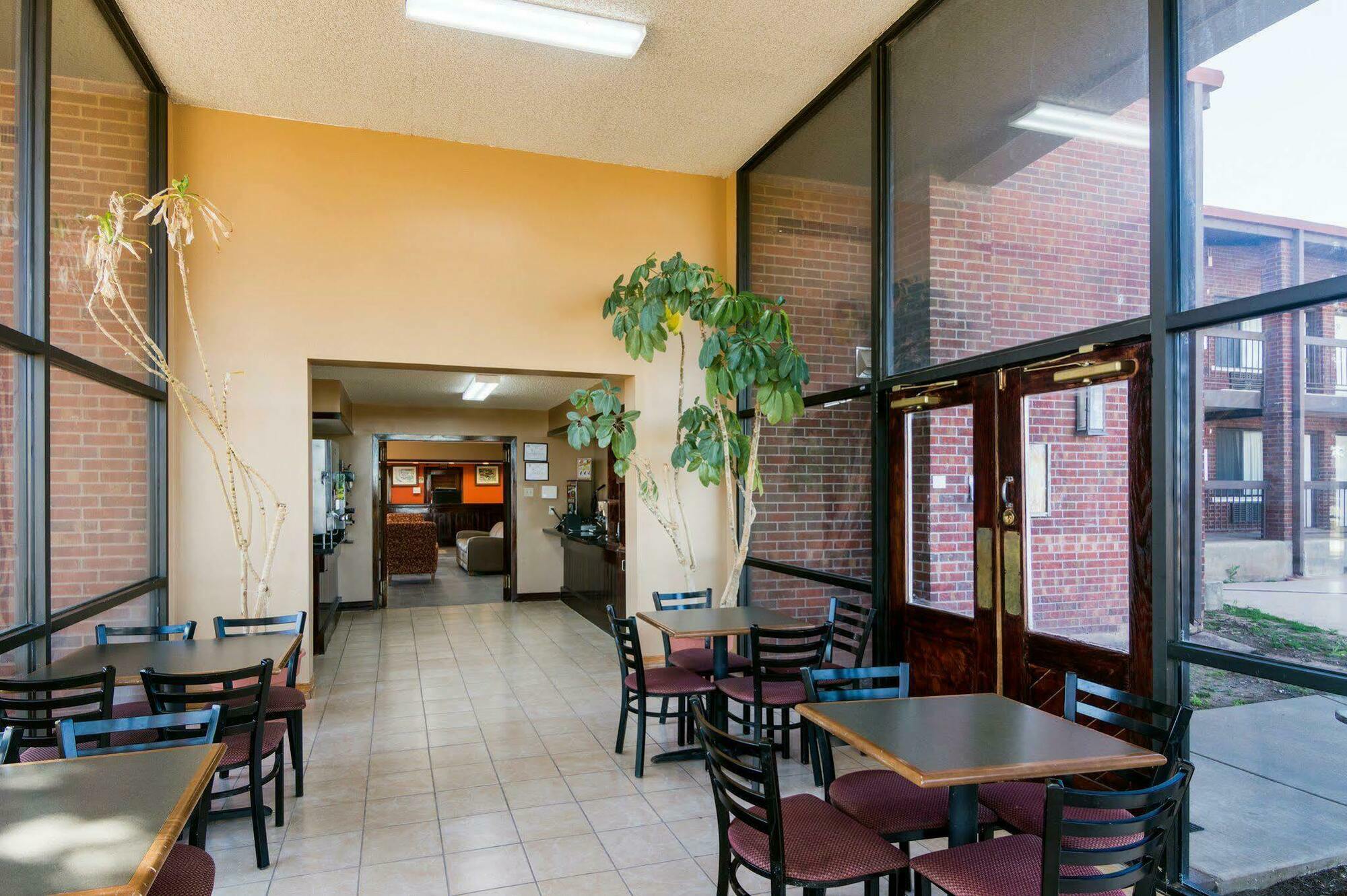 Econo Lodge Wichita Falls Downtown Bagian luar foto