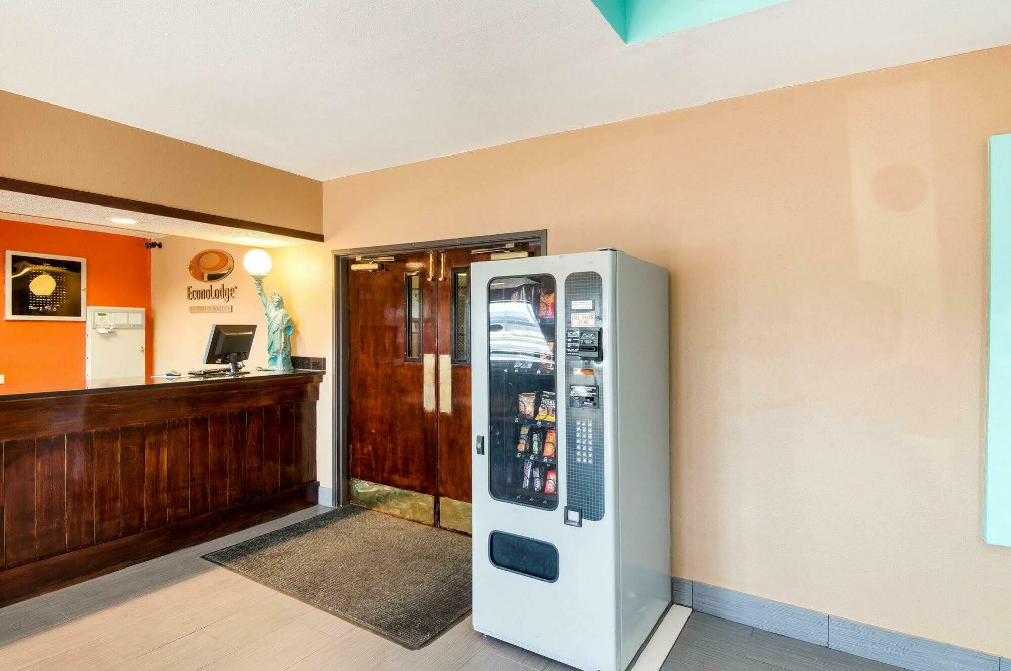 Econo Lodge Wichita Falls Downtown Bagian luar foto